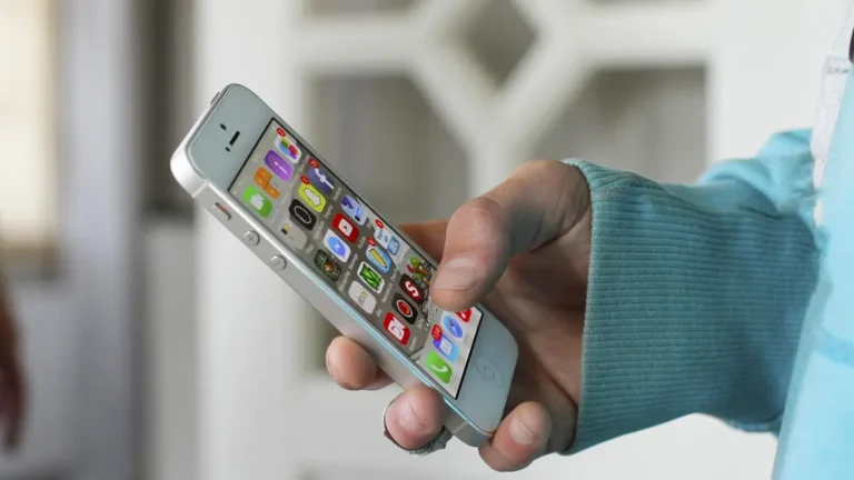 iPhone z otwartym App Store i listą aktualizacji aplikacji