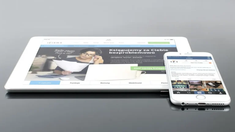 iPhone podłączony do ładowania podczas aktualizacji systemu iOS