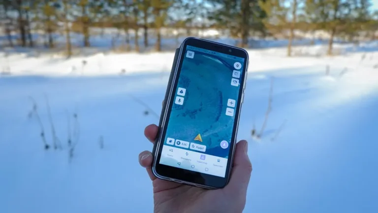 Smartfon z otwartą mapą i trasą nawigacji offline
