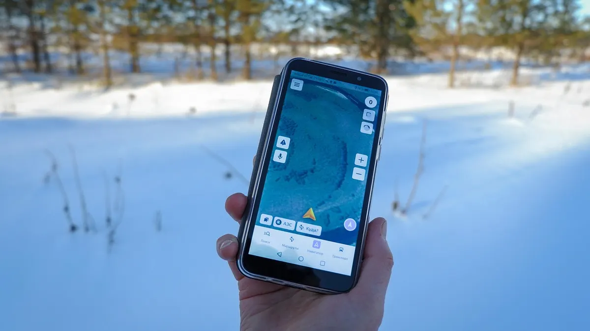 Smartfon z otwartą mapą i trasą nawigacji offline
