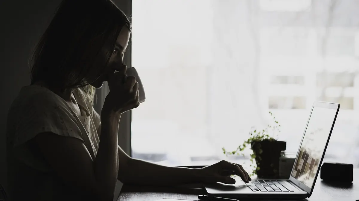 Laptop z otwartą przeglądarką Firefox podczas aktualizacji