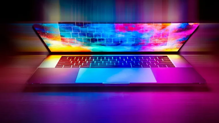 Laptop z otwartą przeglądarką podczas aktualizacji Google Chrome