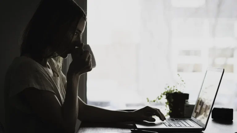Laptop z otwartą przeglądarką i ekranem aktualizacji oprogramowania