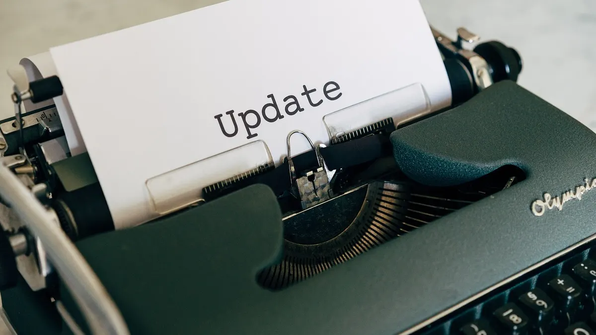 Laptop z ekranem ustawień aktualizacji sterowników Windows