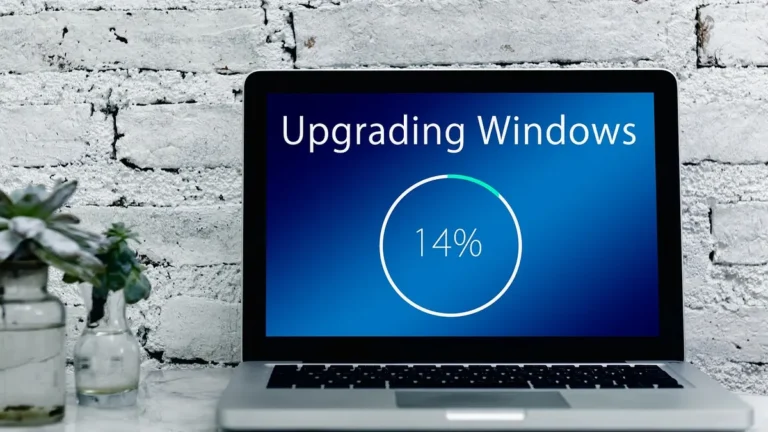 Laptop z ekranem aktualizacji systemu i dyskiem do kopii zapasowej