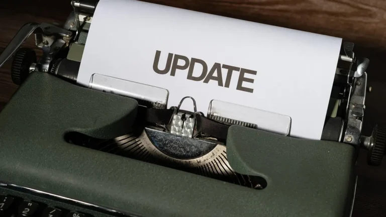 Laptop z ekranem ustawień aktualizacji systemu Windows 11