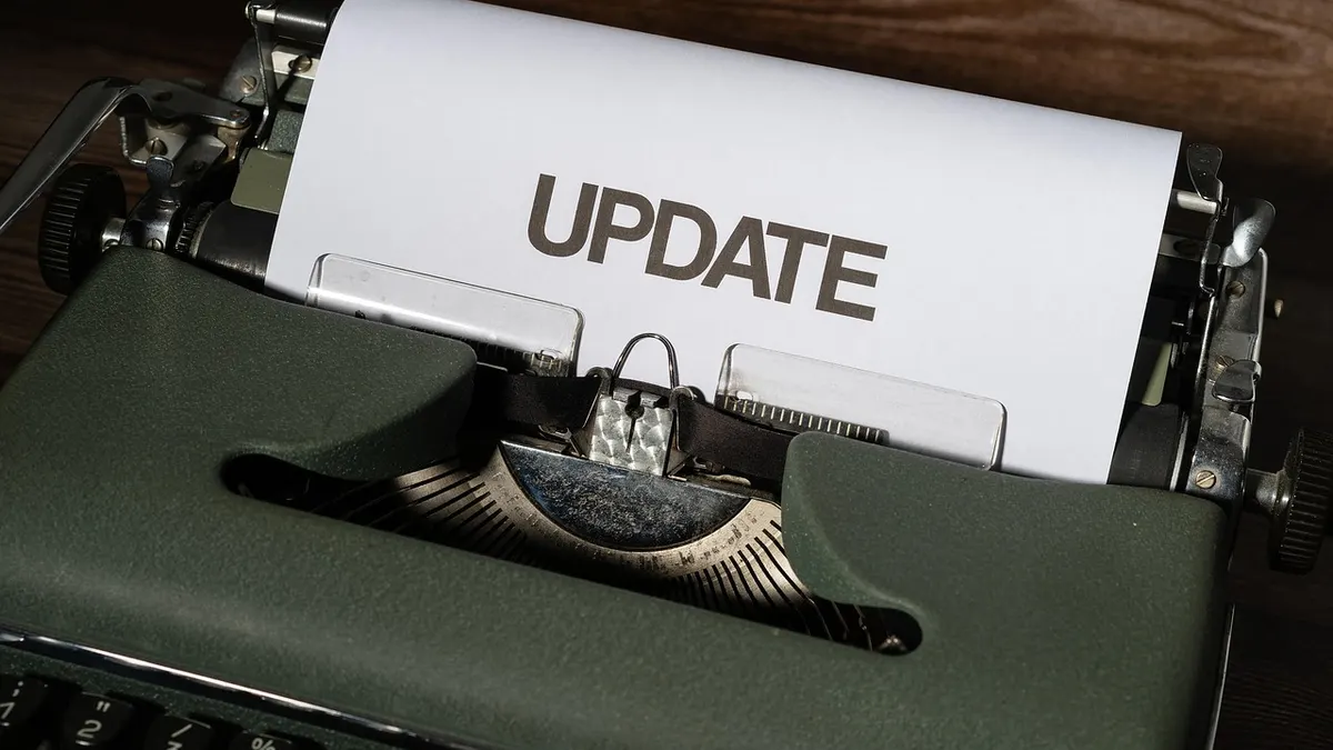 Laptop z ekranem ustawień aktualizacji systemu Windows 11