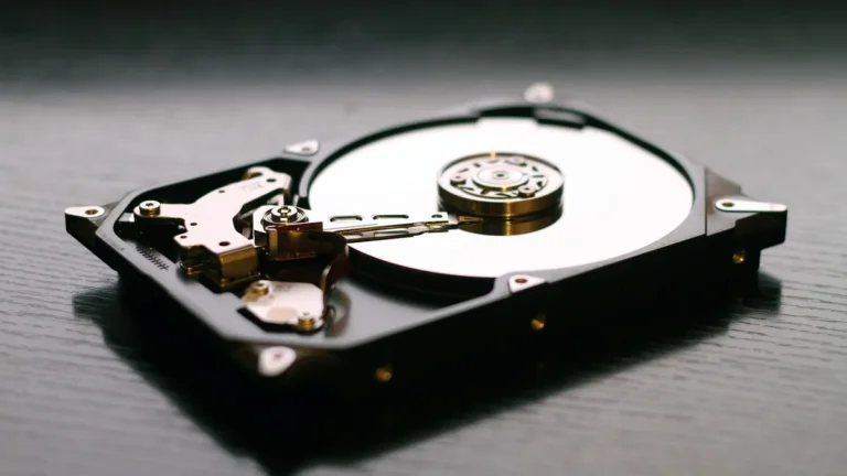 Laptop podłączony do dysku zewnętrznego do archiwizacji zdjęć