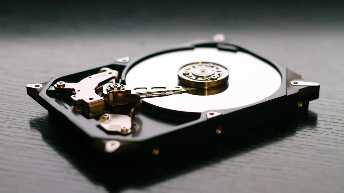 Laptop podłączony do dysku zewnętrznego do archiwizacji zdjęć
