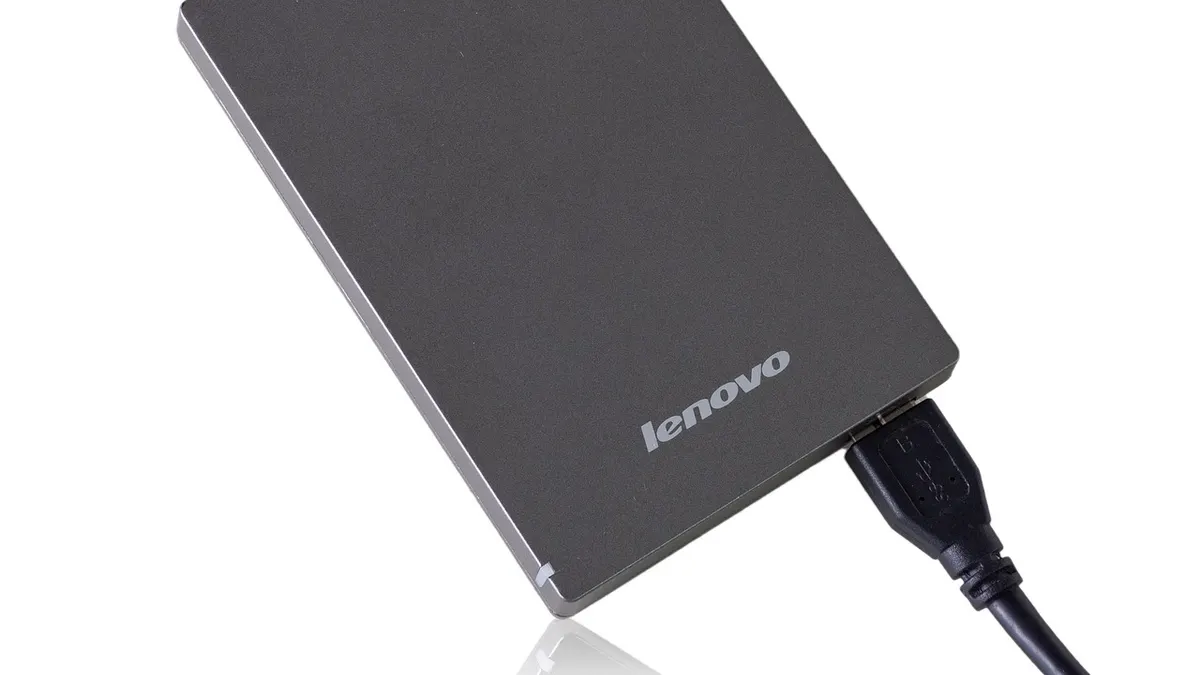 iPhone podłączony do pendrive'a przez adapter USB