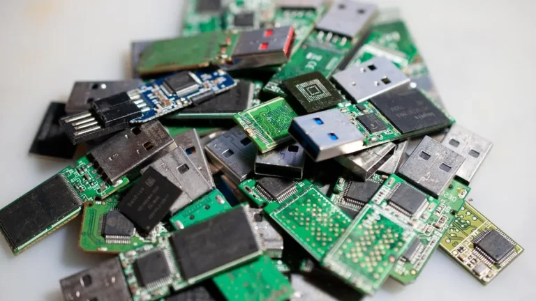Smartfon podłączony do pendrive'a USB podczas kopiowania zdjęć