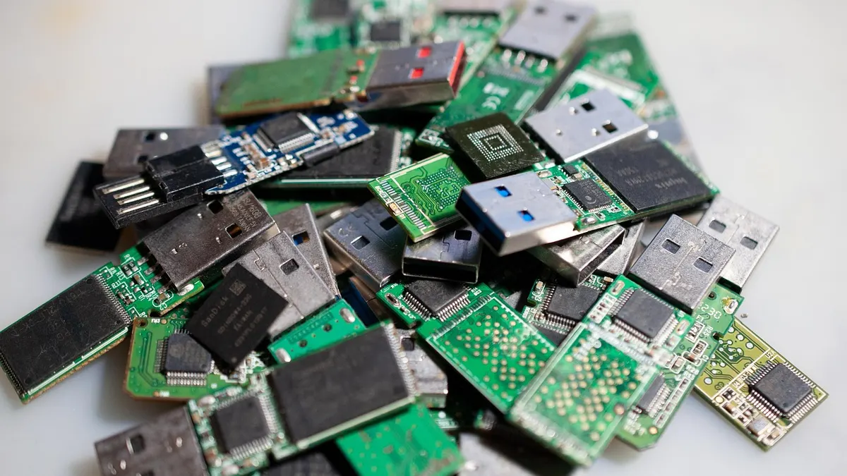 Smartfon podłączony do pendrive'a USB podczas kopiowania zdjęć