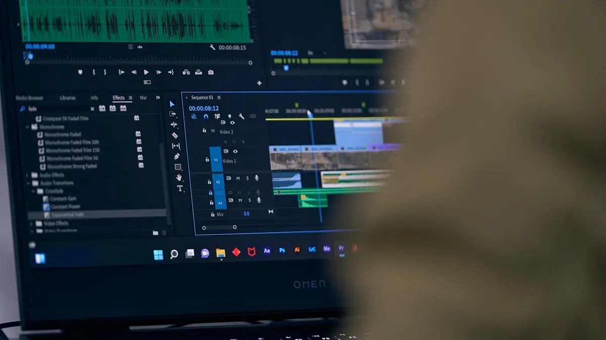 Laptop z otwartym programem do edycji i kompresji pliku wideo MP4