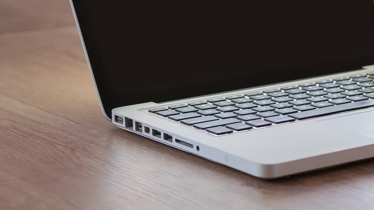 Laptop z ekranem odzyskiwania systemu i dyskiem do kopii zapasowej
