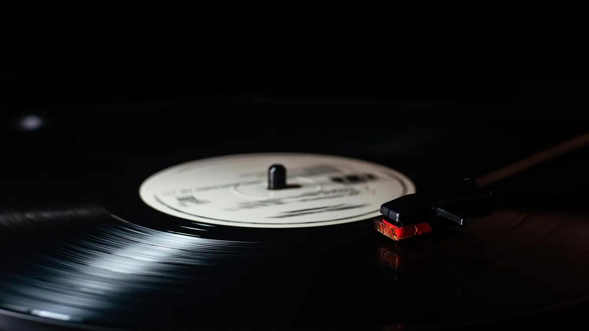 Radio Android z ekranem dotykowym w konsoli samochodowej