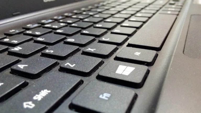 Zbliżenie na klawiaturę laptopa używaną do zmiany ustawień systemowych