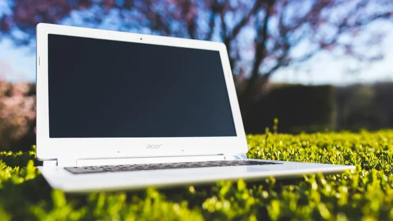 Laptop z ekranem odzyskiwania systemu Windows na biurku