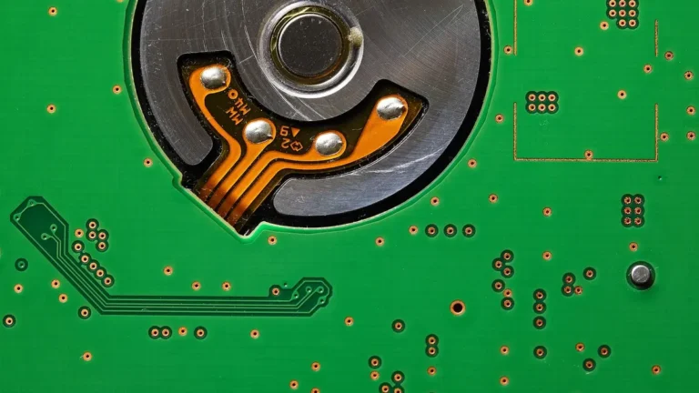 Laptop z podłączonym dyskiem zewnętrznym do tworzenia kopii zapasowej poczty