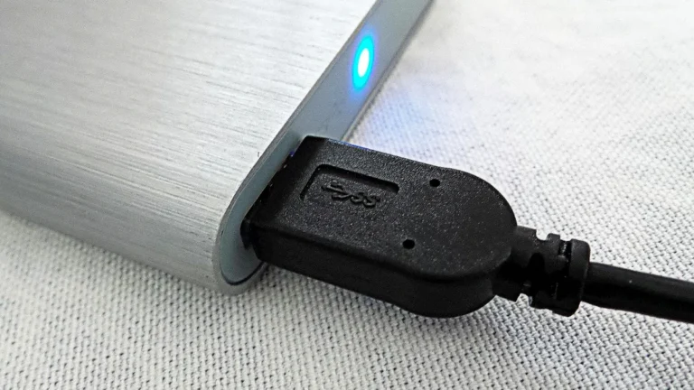 Laptop z podłączonym dyskiem zewnętrznym do tworzenia kopii zapasowej Windows