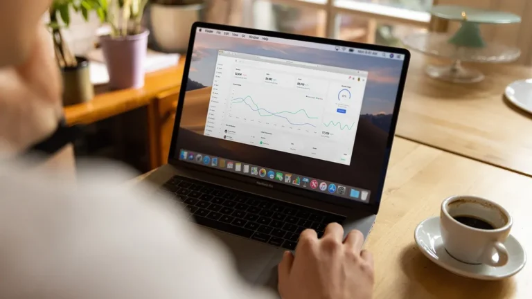Laptop z otwartą długą stroną internetową przewijaną na ekranie