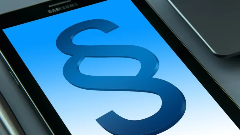 Smartfon z Androidem trzymany w dłoni podczas wykonywania zrzutu ekranu