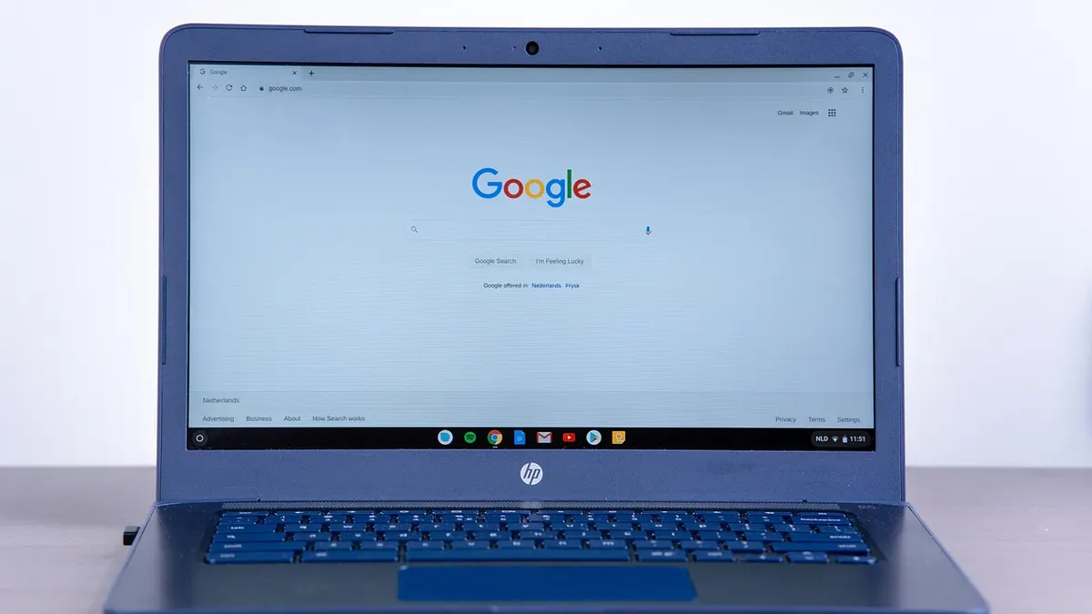 Chromebook z widoczną klawiaturą i ekranem gotowy do wykonania zrzutu ekranu