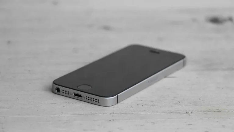 iPhone z widocznym ekranem i funkcją AssistiveTouch do wykonania zrzutu ekranu