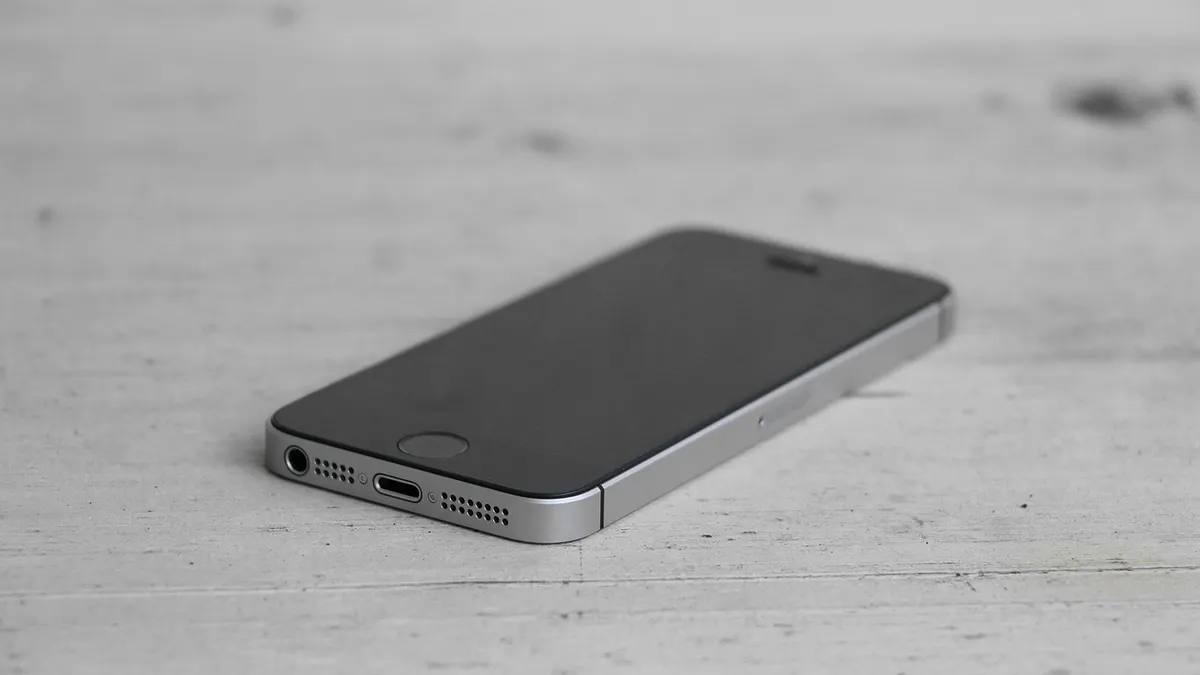 iPhone z widocznym ekranem i funkcją AssistiveTouch do wykonania zrzutu ekranu