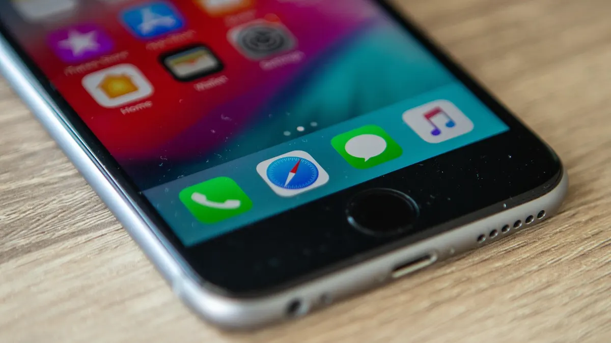 Zbliżenie na iPhone'a z przyciskami bocznymi używanymi do wykonania zrzutu ekranu