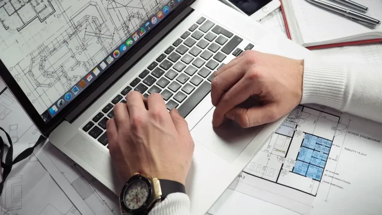 Laptop z klawiaturą i ekranem komputera podczas wykonywania zrzutu ekranu w Windows