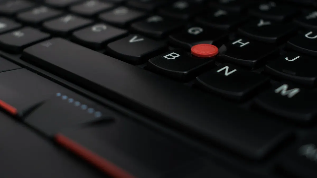 Laptop z klawiaturą i ekranem przygotowany do wykonania zrzutu ekranu