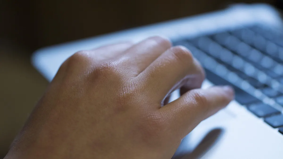 MacBook Air z widoczną klawiaturą i ekranem podczas wykonywania zrzutu ekranu
