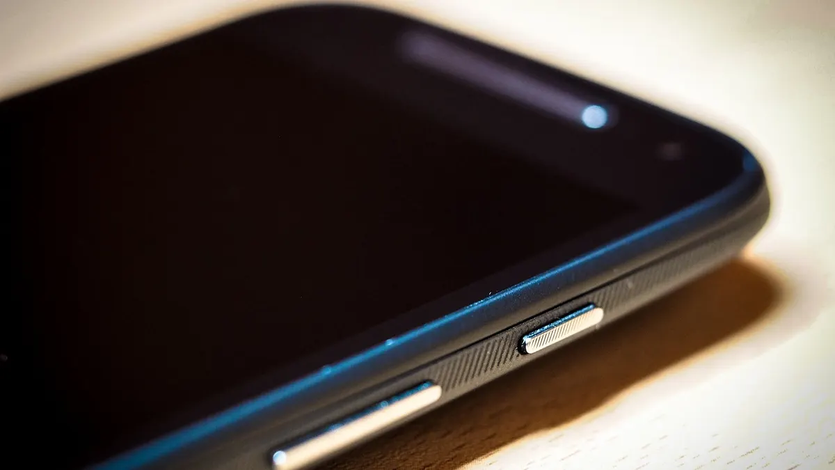 Telefon Motorola z widocznymi przyciskami do wykonania zrzutu ekranu