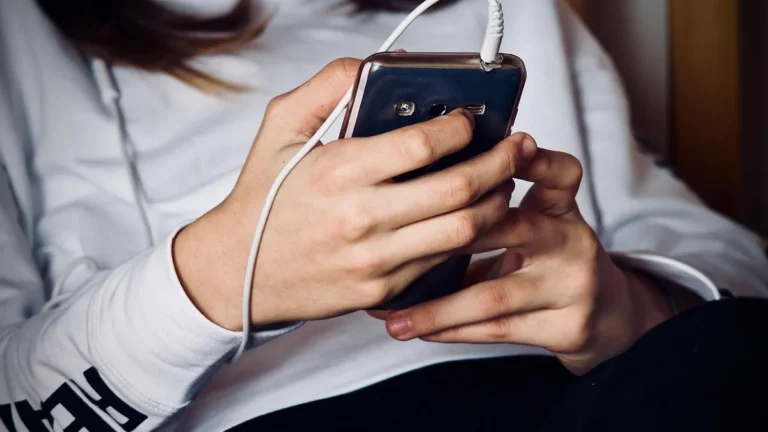 Smartfon Samsung Galaxy z widocznymi przyciskami bocznymi do wykonania zrzutu ekranu
