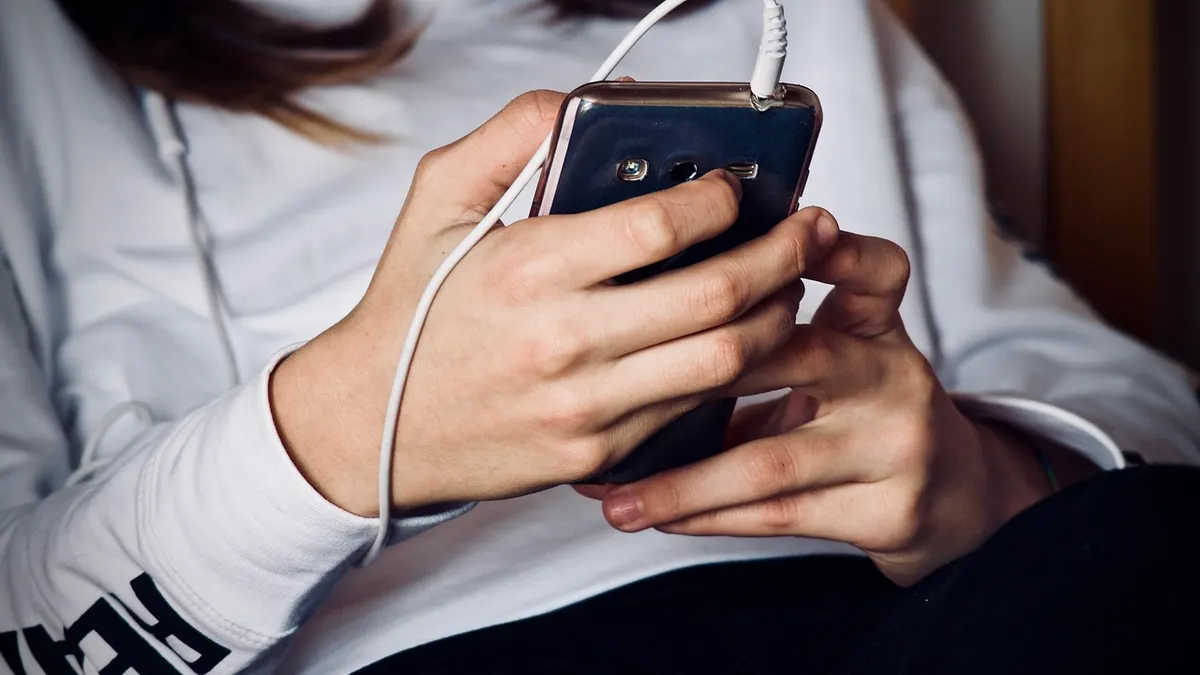 Smartfon Samsung Galaxy z widocznymi przyciskami bocznymi do wykonania zrzutu ekranu