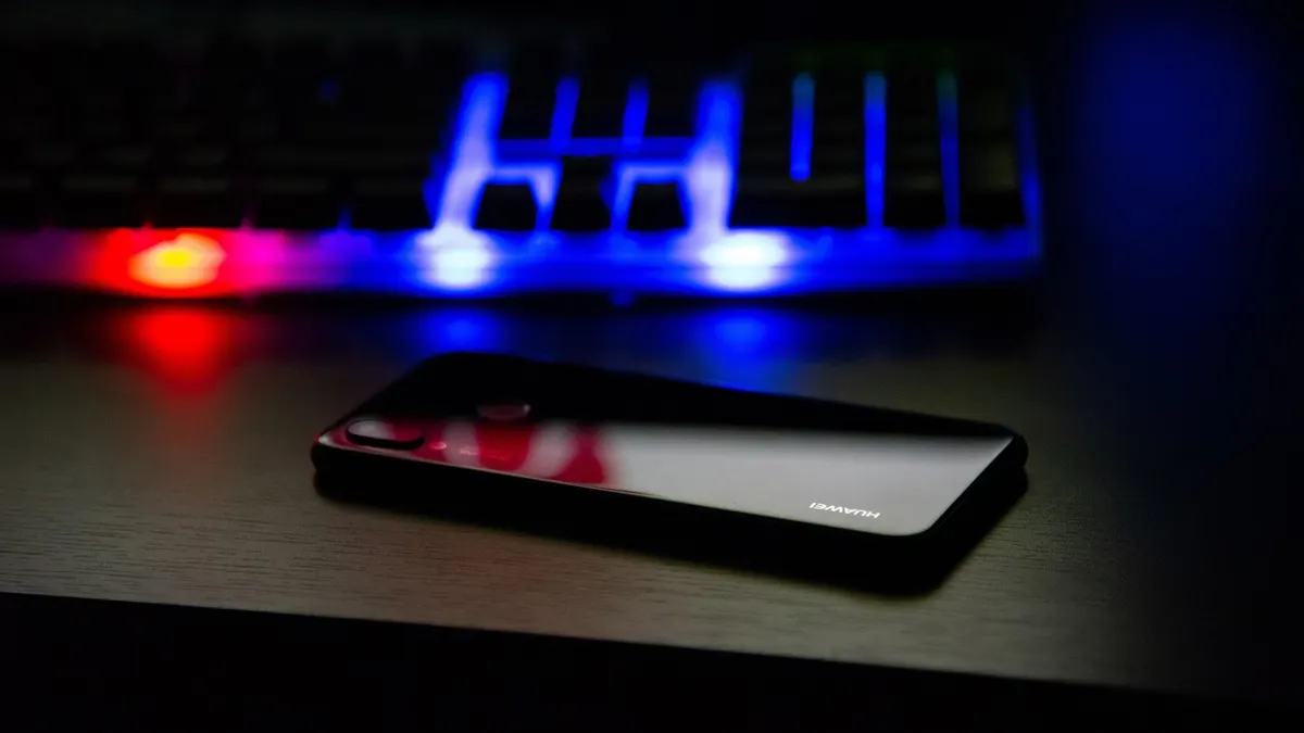 Smartfon Xiaomi z widocznymi przyciskami zasilania i zmniejszania głośności