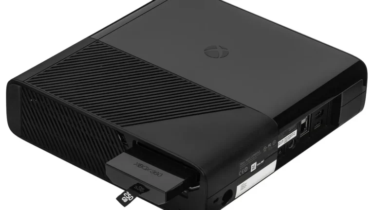 Laptop z podłączonym dyskiem zewnętrznym symbolizujący dodatkowe miejsce na dane