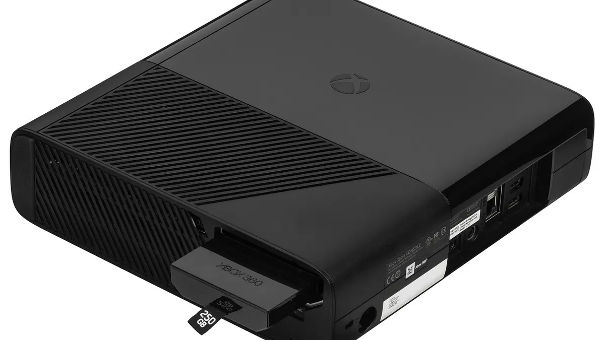 Laptop z podłączonym dyskiem zewnętrznym symbolizujący dodatkowe miejsce na dane