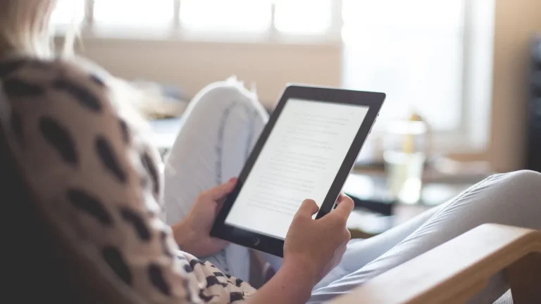 Czytnik e-booków z otwartą książką cyfrową i dokumentem PDF