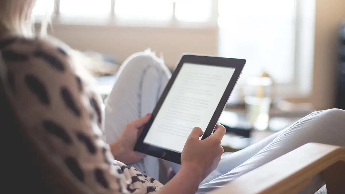 Czytnik e-booków z otwartą książką cyfrową i dokumentem PDF