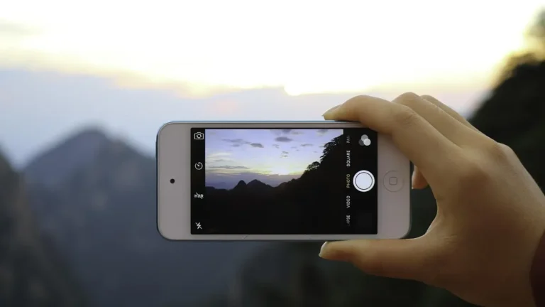 iPhone podłączony do laptopa podczas przenoszenia zdjęć do formatu JPG