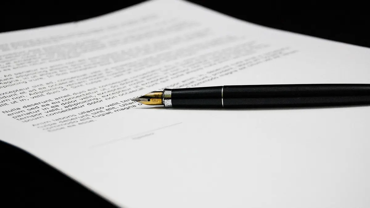 Skaner i dokumenty przygotowane do połączenia zdjęć JPG w jeden plik PDF
