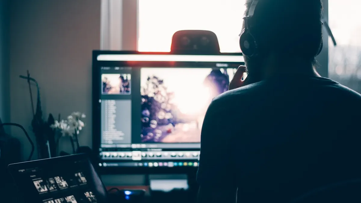 Laptop z otwartym programem do konwersji plików wideo