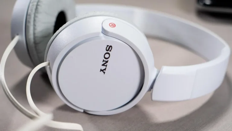 Słuchawki obok laptopa do konwersji plików audio na MP3