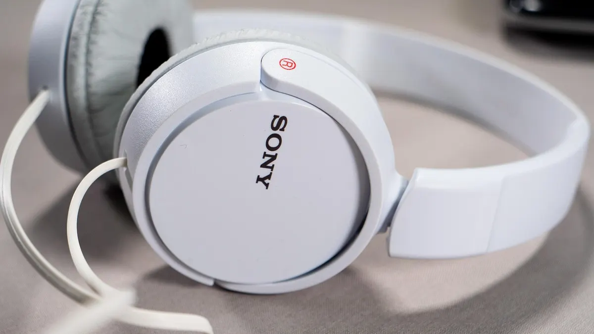 Słuchawki obok laptopa do konwersji plików audio na MP3