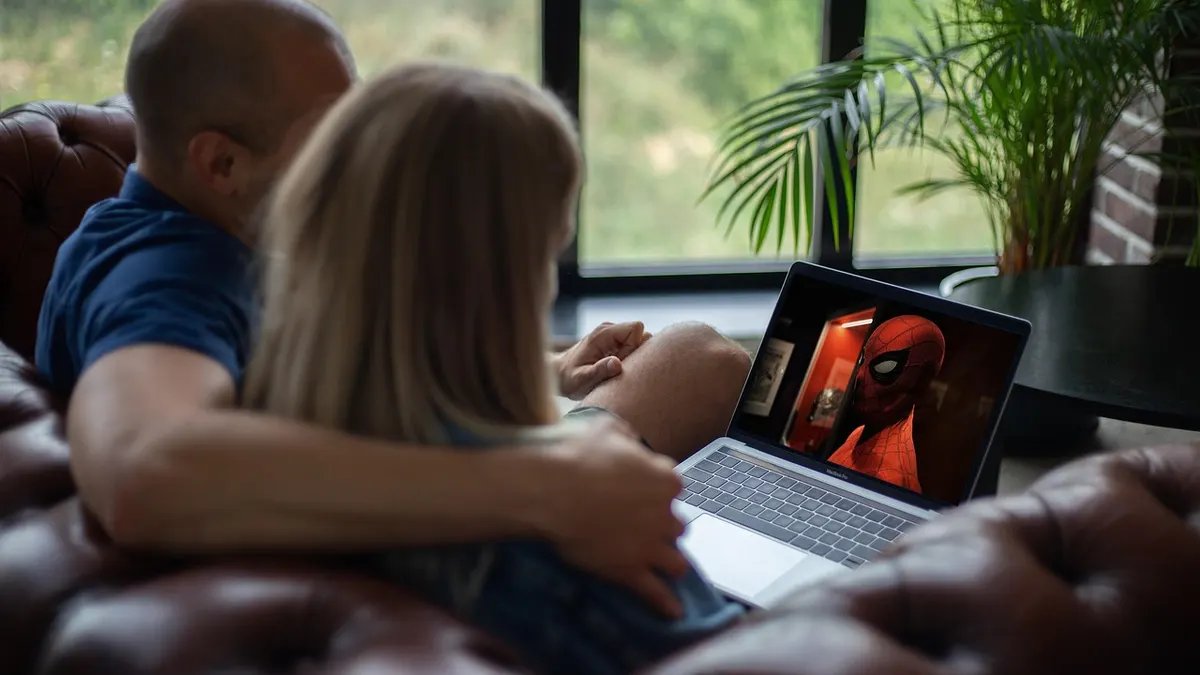 Laptop z otwartym programem do konwersji plików wideo MP4