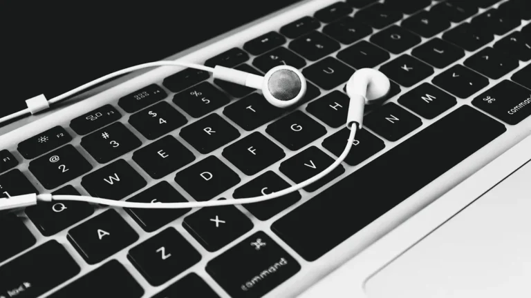 Laptop ze słuchawkami do konwersji dźwięku z pliku wideo