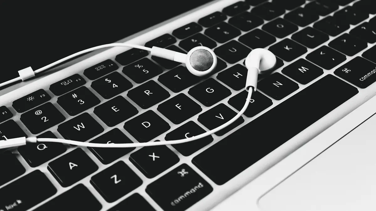 Laptop ze słuchawkami do konwersji dźwięku z pliku wideo