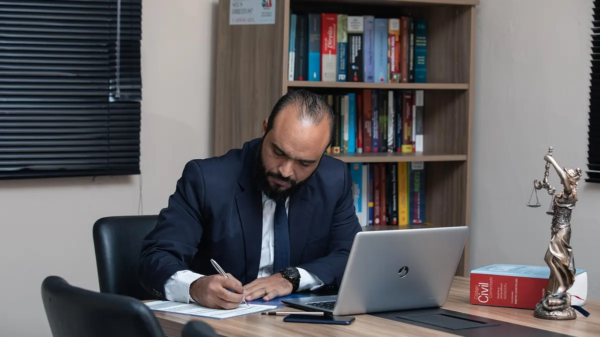 Laptop z dokumentami i skanerem podczas konwersji plików do formatu PDF
