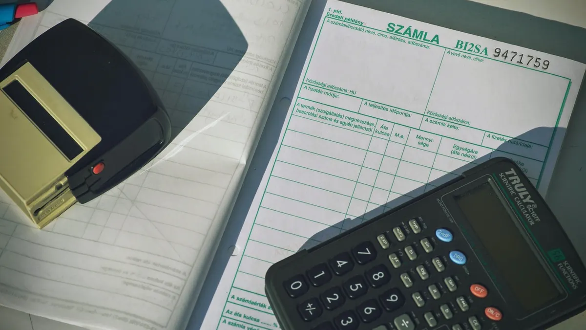 Skaner i laptop z tabelą przygotowaną do przeniesienia z PDF do arkusza Excel